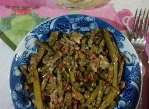 Una foto de Espárragos y arvejas frescas salteadas con jamón cocido