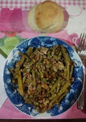 Una foto de Espárragos y arvejas frescas salteadas con jamón cocido