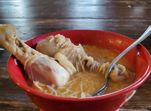 Una foto de Sopa de fideo con pollo