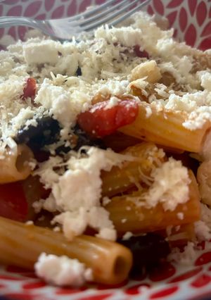 Une photo de Pasta, feta, parmigiano