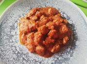 Una foto de carne en salsa comino