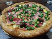 Una foto de fetas jamón crudo