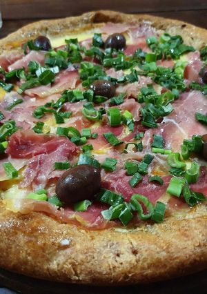 Una foto de Pizza integral con borde relleno