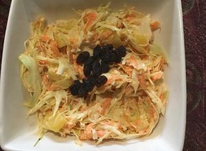 Una foto de Ensalada de col, zanahoria y piña