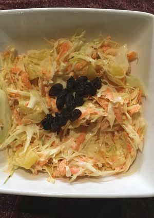 Una foto de Ensalada de col, zanahoria y piña