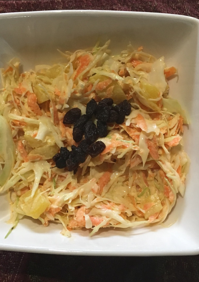 Una foto de Ensalada de col, zanahoria y piña
