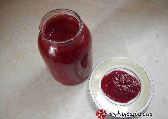 κύρια φωτογραφία συνταγής Μαρμελάδα φράουλα με μέλι και μήλα