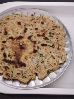 बेसन और ज्वार के आटे की रोटी (Besan aur jowar ke aate ki roti recipe in hindi) रेसिपी मुख्य फोटो