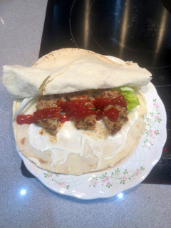 Una foto de Kefta en pan de pita