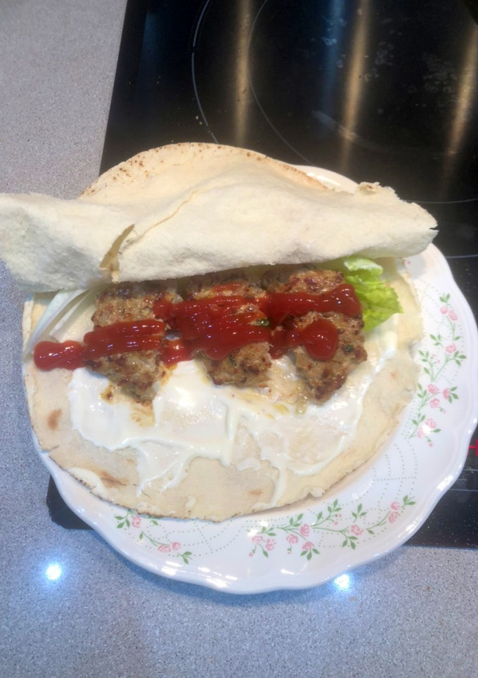 Una foto de Kefta en pan de pita