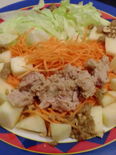 Una foto de Ensalada con zanahoria, manzana y atún con vinagreta de avellanas