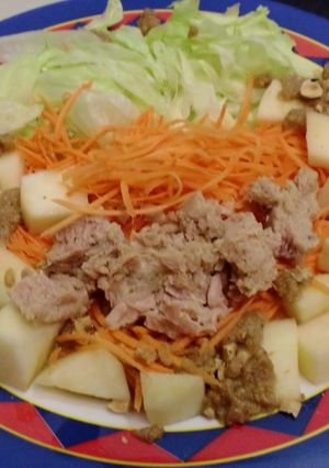 Foto principal de Ensalada con zanahoria, manzana y atún con vinagreta de avellanas