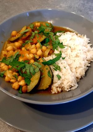 Zdjęcie przepisu Curry z cukinii i cieciorki.