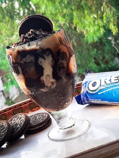 ओरियो कस्टर्ड शॉट (Oreo custard shot recipe in hindi) रेसिपी मुख्य फोटो