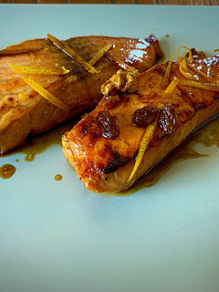 Una foto de Salmón con naranja, pasas y nueces