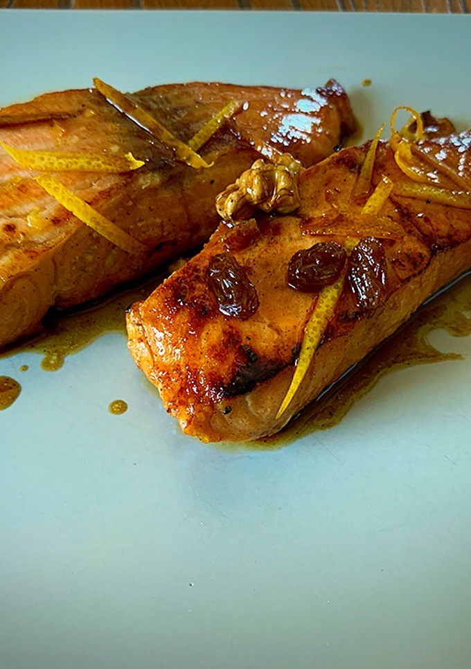 Una foto de Salmón con naranja, pasas y nueces