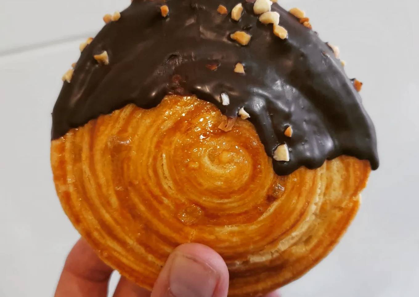 Espiral de hojaldre relleno de crema de melocotón y chocolate