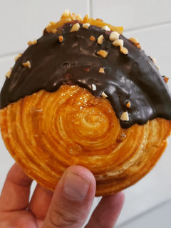 Una foto de Espiral de hojaldre relleno de crema de melocotón y chocolate