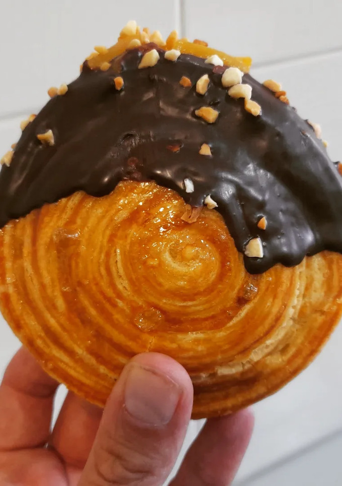 Una foto de Espiral de hojaldre relleno de crema de melocotón y chocolate
