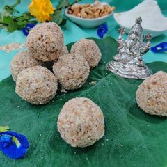 A picture of Healthy wealthy Coco dryfruit ladoo.