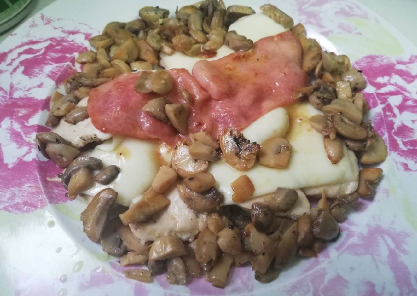 Pechugas de pollo con queso, bacon y champis al ajillo