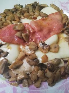 Una foto de Pechugas de pollo con queso, bacon y champis al ajillo