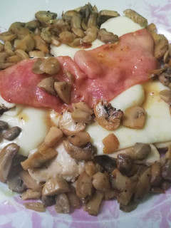 Una foto de Pechugas de pollo con queso, bacon y champis al ajillo