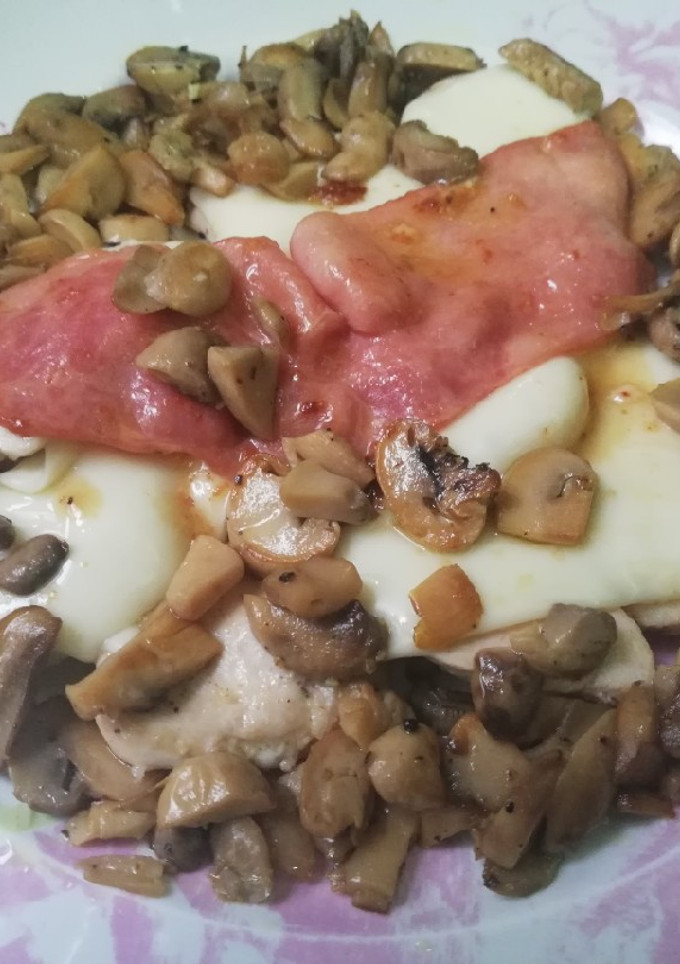 Una foto de Pechugas de pollo con queso, bacon y champis al ajillo