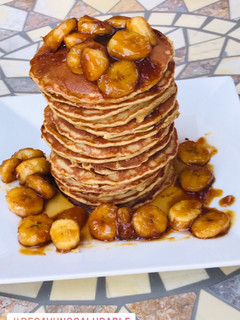 Una foto de Tortitas saludables de avena con plátano caramelizado