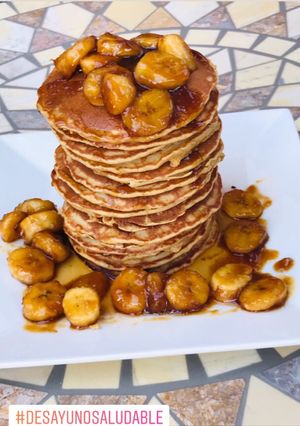 Una foto de Tortitas saludables de avena con plátano caramelizado
