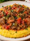 🥩 Salsa de carne en cubos y salchicha con polenta cremosa