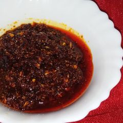 A picture of Rajasthani style garlic chutney.