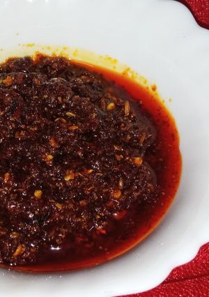 A picture of Rajasthani style garlic chutney.