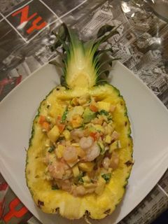 Una foto de Piña rellena de marisco