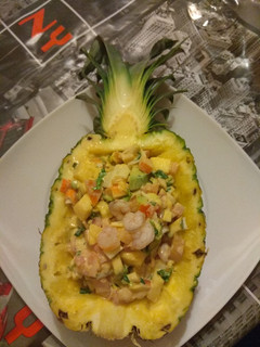 Una foto de Piña rellena de marisco