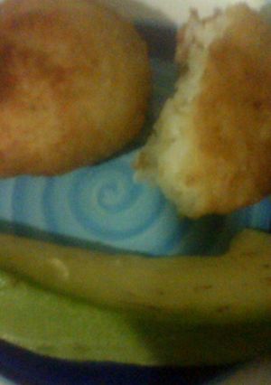 Una foto de Croquetas de arroz con queso acompañada con aguacate
