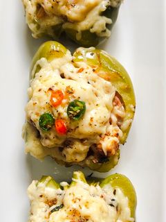 চীজি স্টাফড ক্যাপ্সিকাম(cheese stuffed capsicum recipe in Bengali রেসিপির প্রধান ছবি