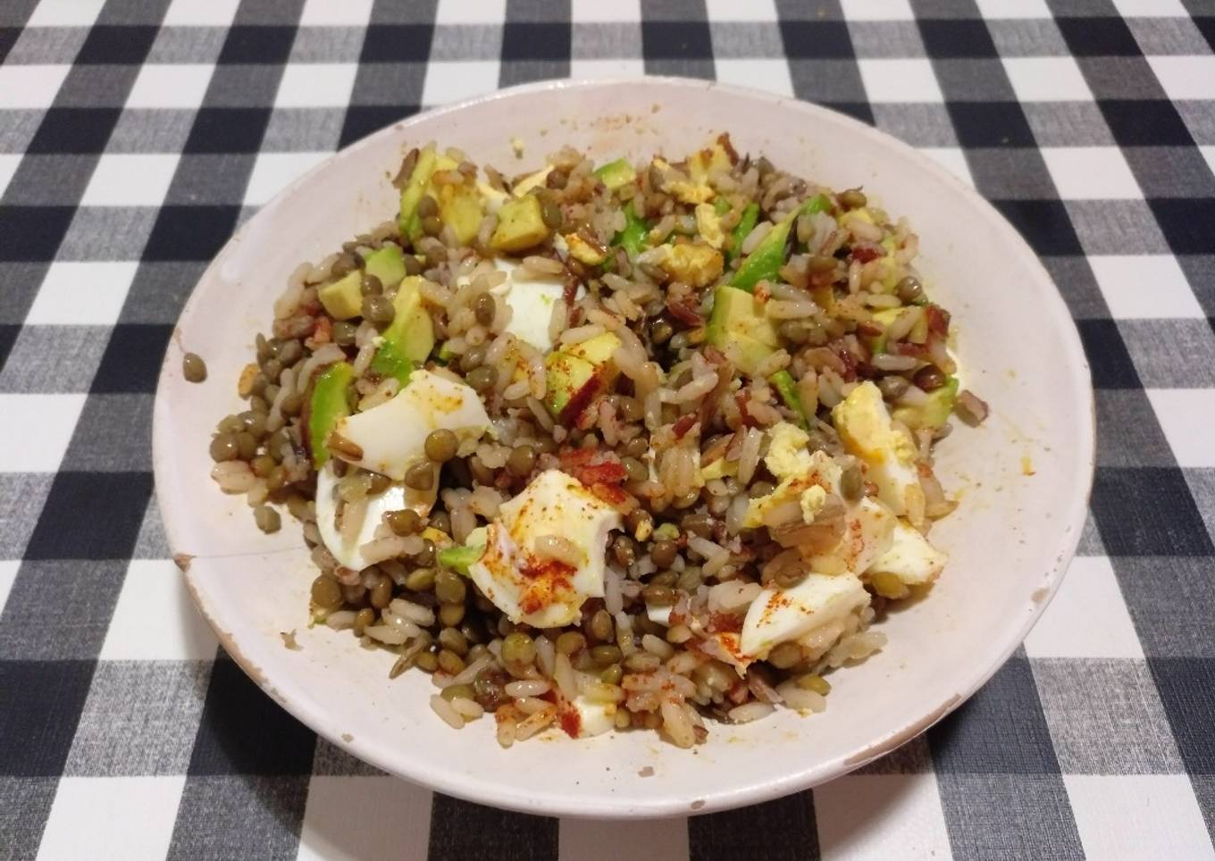 Lentejas con tres arroces, aguacate y huevo duro