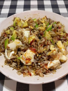 Una foto de Lentejas con tres arroces, aguacate y huevo duro