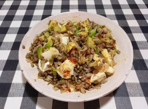Una foto de Lentejas con tres arroces, aguacate y huevo duro
