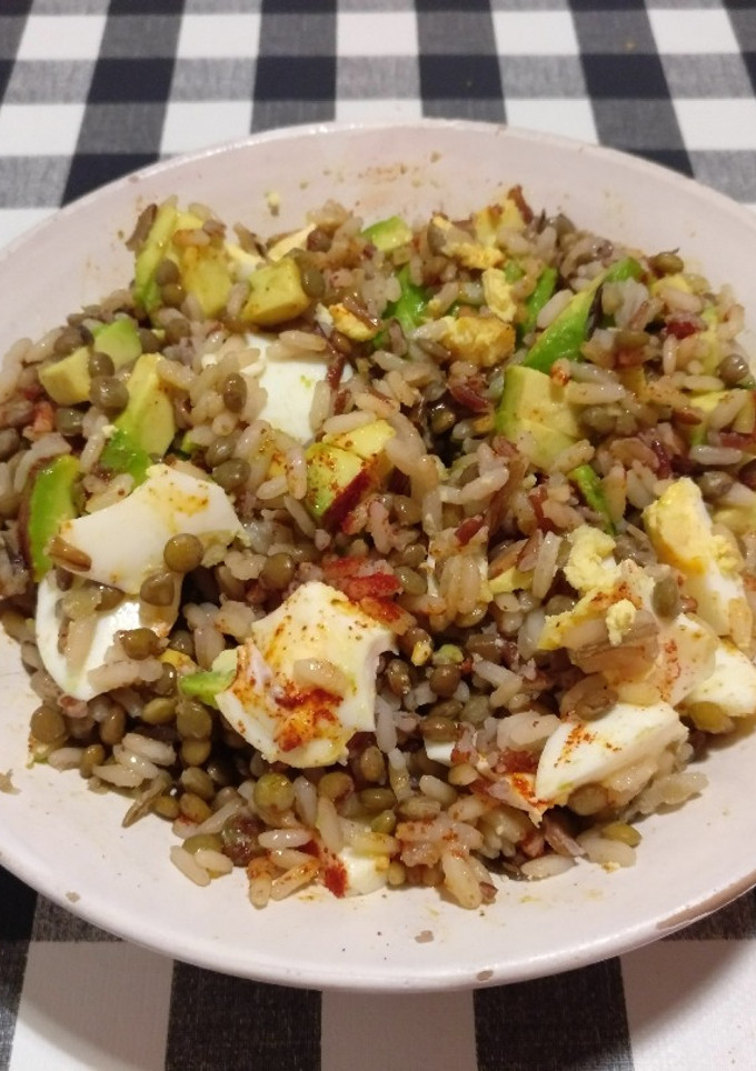 Una foto de Lentejas con tres arroces, aguacate y huevo duro