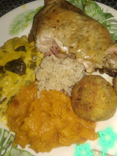 Una foto de Pollo al limón, croquetas, puré, soufflé y arroz integral