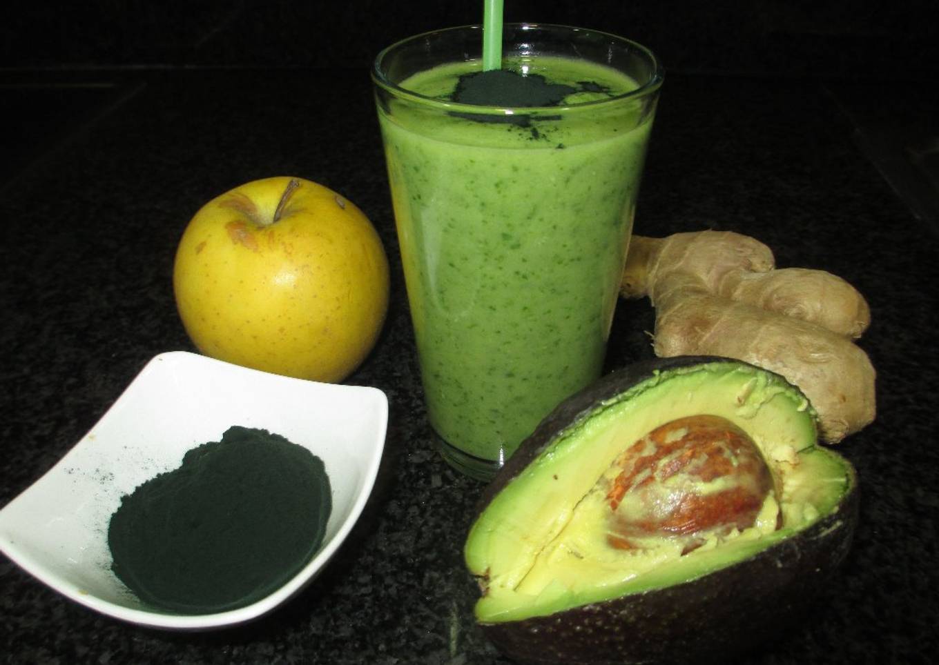 Batido de aguacate, manzana y alga espirulina 🥑 🍏