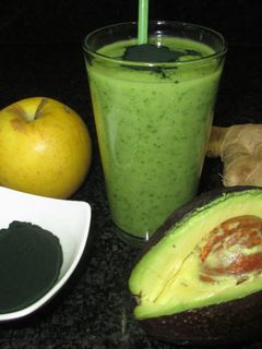 Una foto de Batido de aguacate, manzana y alga espirulina 🥑 🍏