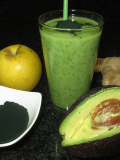 Una foto de Batido de aguacate, manzana y alga espirulina 🥑 🍏
