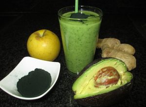 Foto principal de Batido de aguacate, manzana y alga espirulina 🥑 🍏
