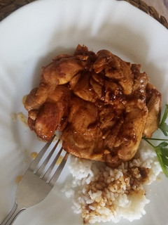 Una foto de Muslos deshusados al ajillo con arroz