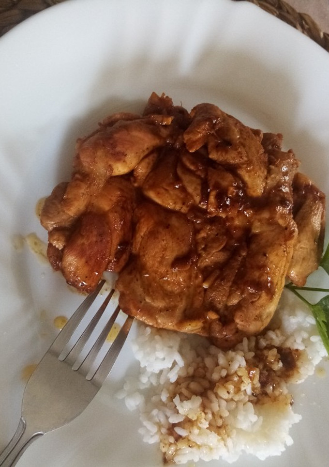 Una foto de Muslos deshusados al ajillo con arroz