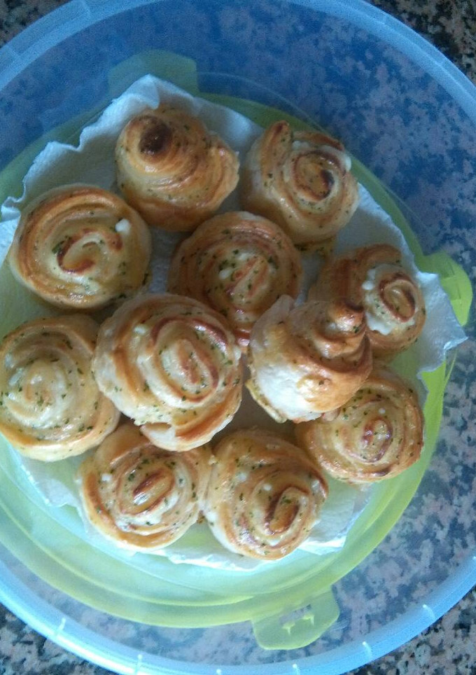 Una foto de Hojaldre con pechuga de pavo y queso