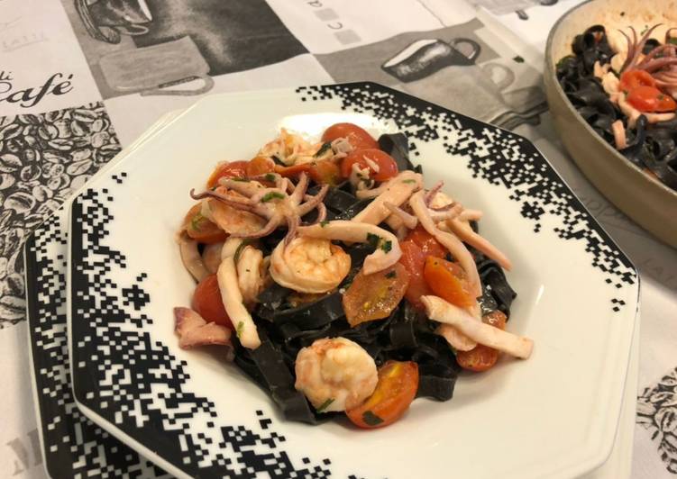 Talharim negro com lula e camarão - Tudogosreceitas